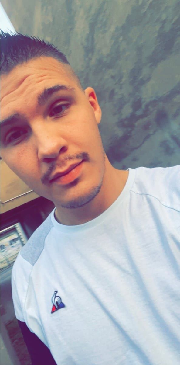 Jean-edouard - Rencontre gay à Les Verrières Profil de Jean-edouard, 22 ans, Rencontre gay à Les Verrières (Neuchâtel)
