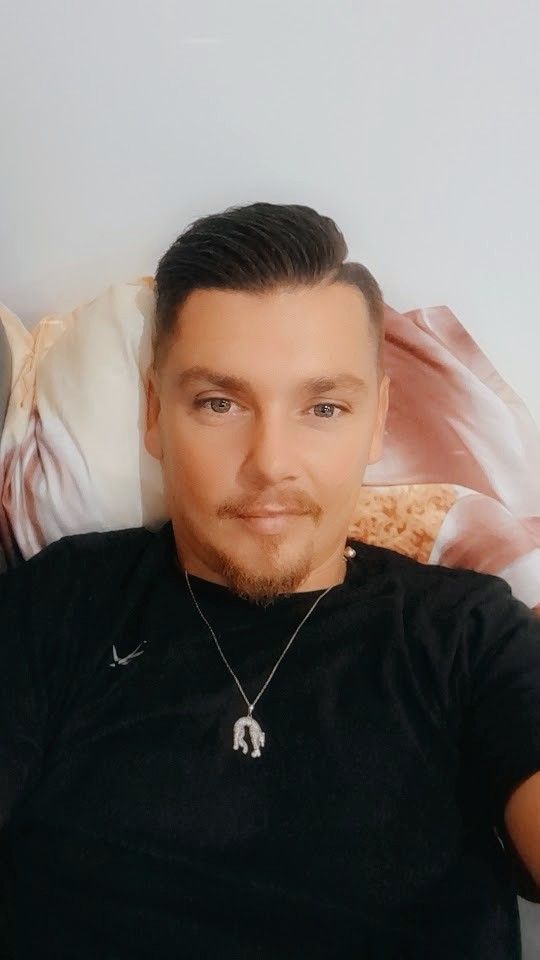 Hugolin - Rencontre gay à Noiraigue Profil de Hugolin, 36 ans, Rencontre gay à Noiraigue (Neuchâtel)